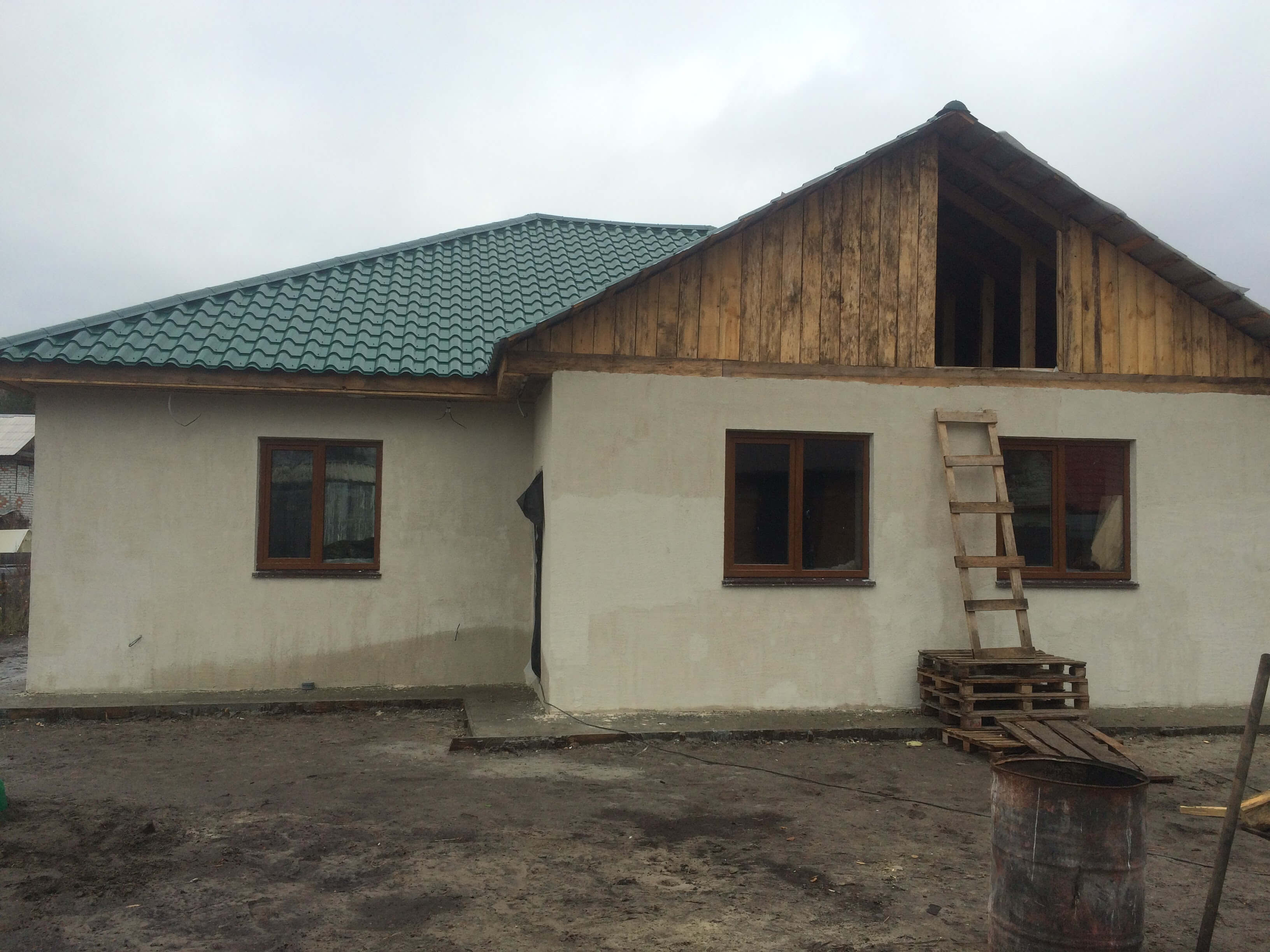 Дом из газоблоков с облицовкой штукатуркой