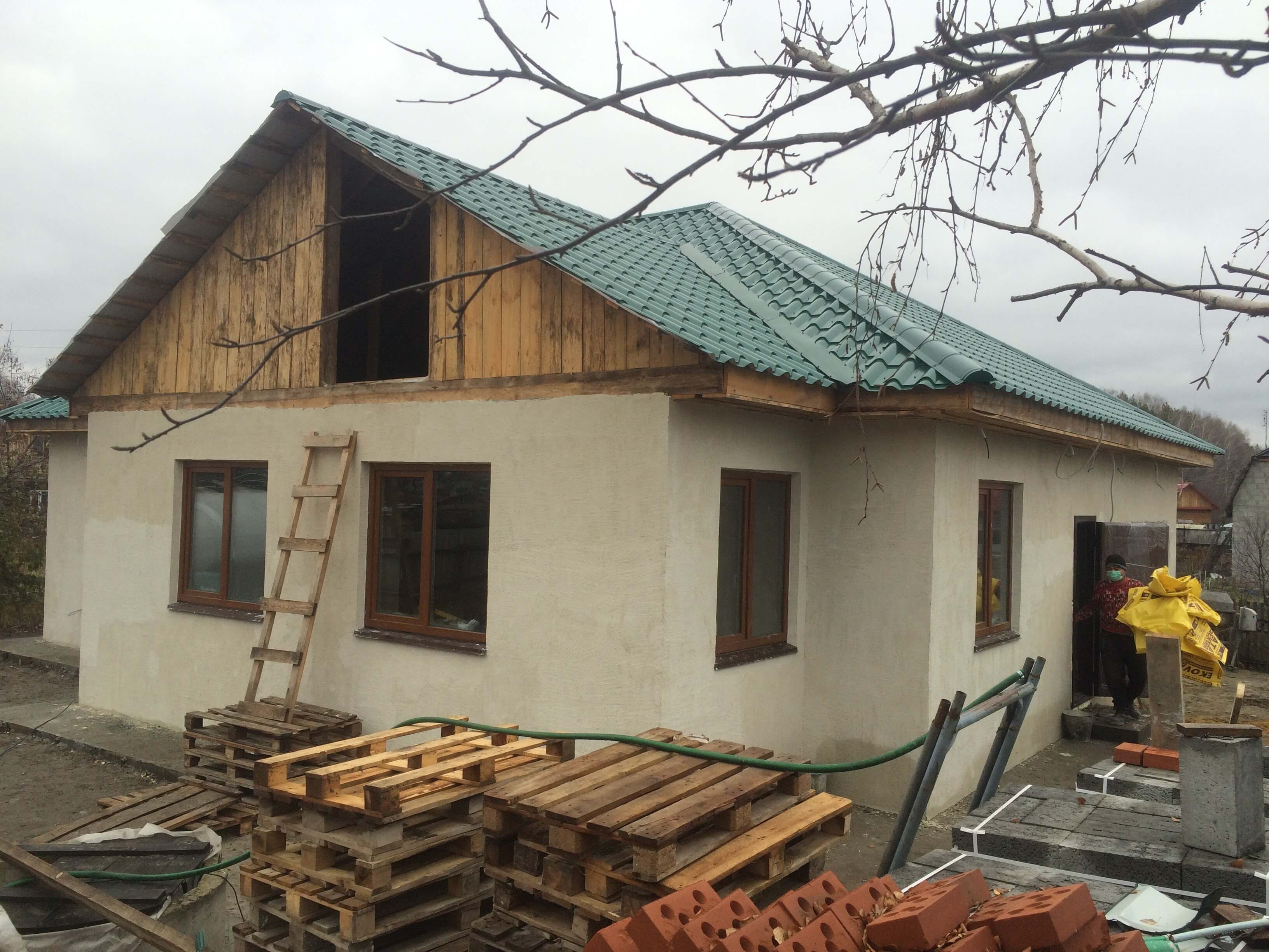 Дом из газоблоков с облицовкой штукатуркой