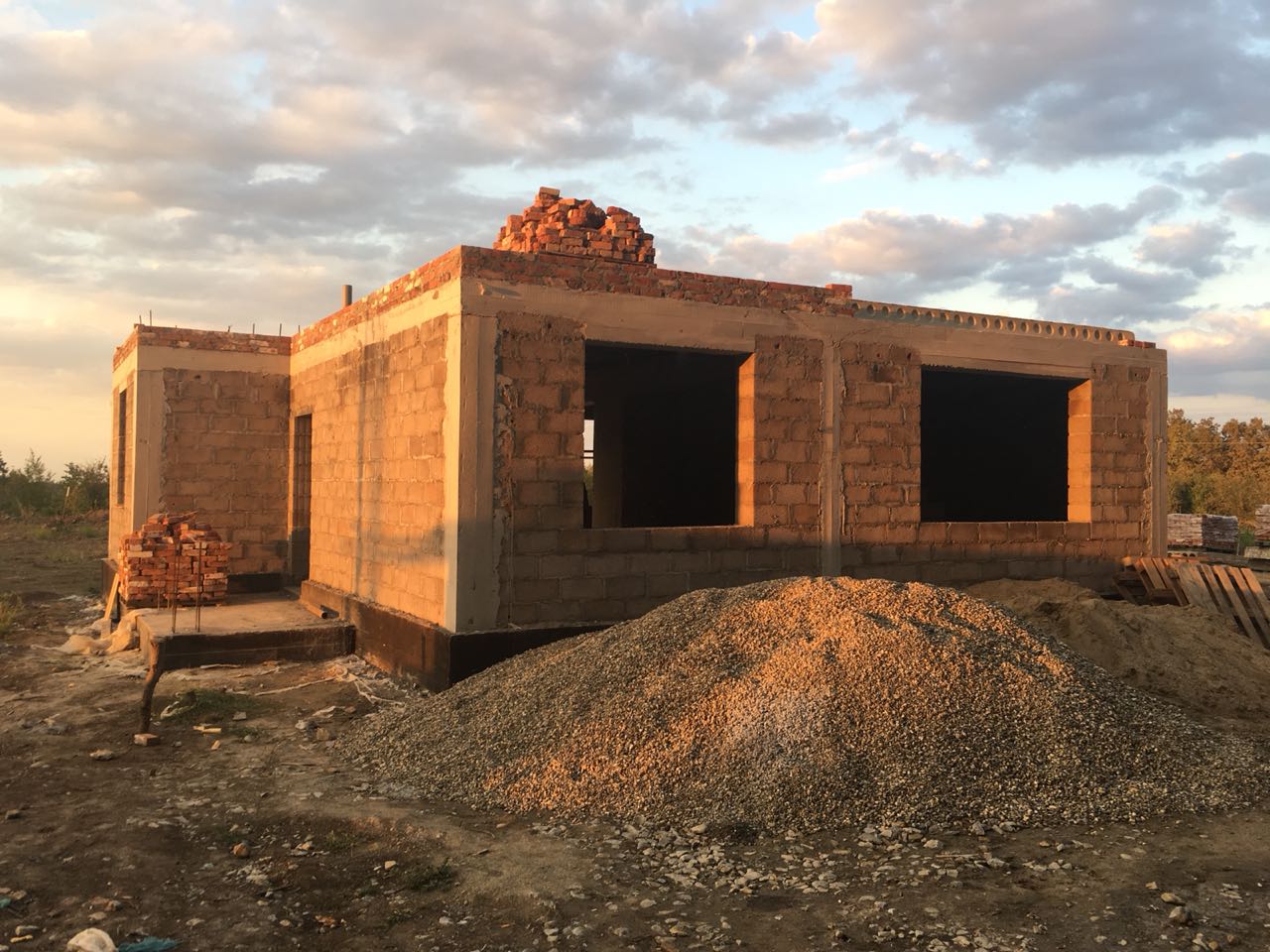 Дом из керамзитоблоков с облицовкой штукатуркой