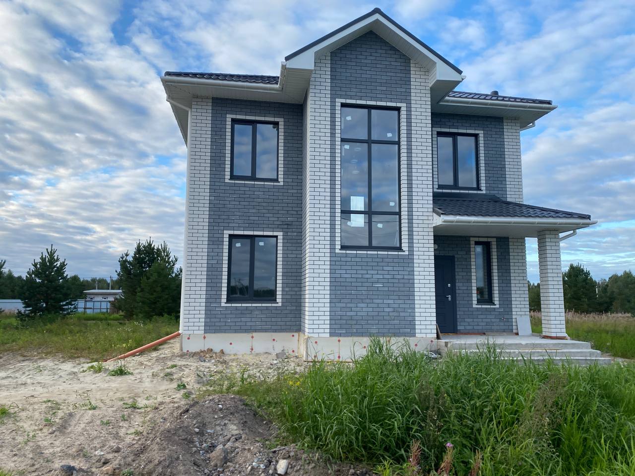 Двухэтажный дом из кирпича